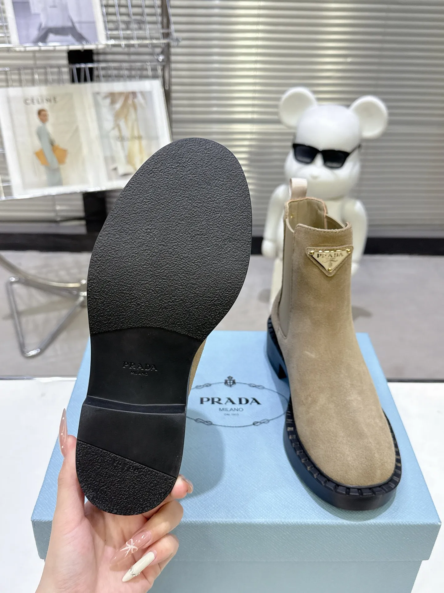 👟👟Ex-factory price 600👟👟 Prada thick-soled retro Martin boots. Elastic elastic, classic thick soles, with triangular buckle. Simple, elegant, fashionable and versatile. Fabric cowhide, open edge beaded cowhide. The lining is made of soft and delicate sheepskin, and the foot feels comfortable. The rubber mold is non-slip and lightweight. Original package sole. Standard size: 35-40. Order 41